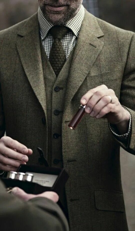 Джентльмен gq. Gentlemen watch in english. Британский джентльмен. Великобританские джентльмены. Англичане темные.