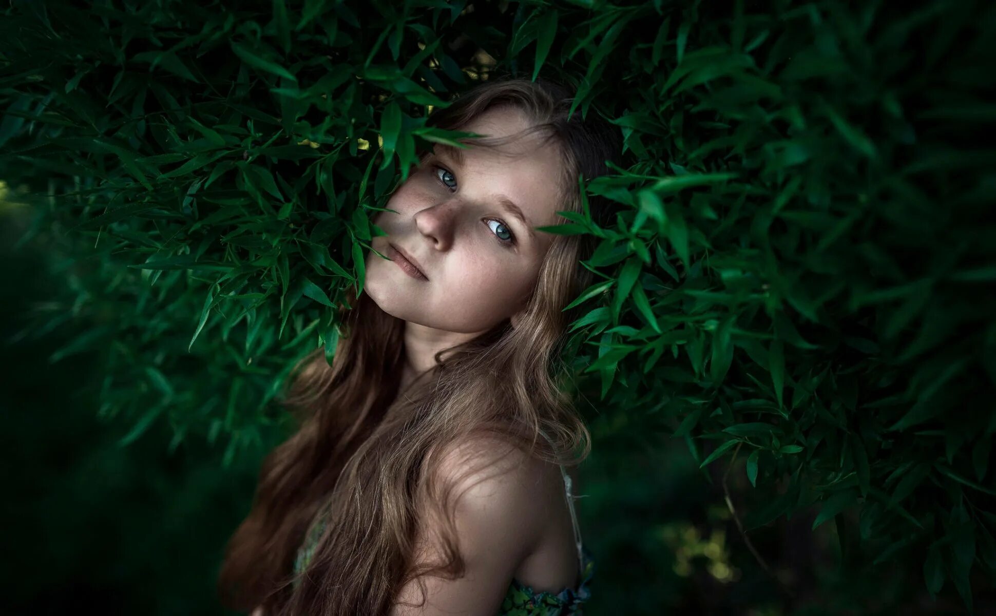 Лс девочки. Девочка Таня. Фотопортрет девочки с ящерицей. Фото портрет девушка с зеленью.