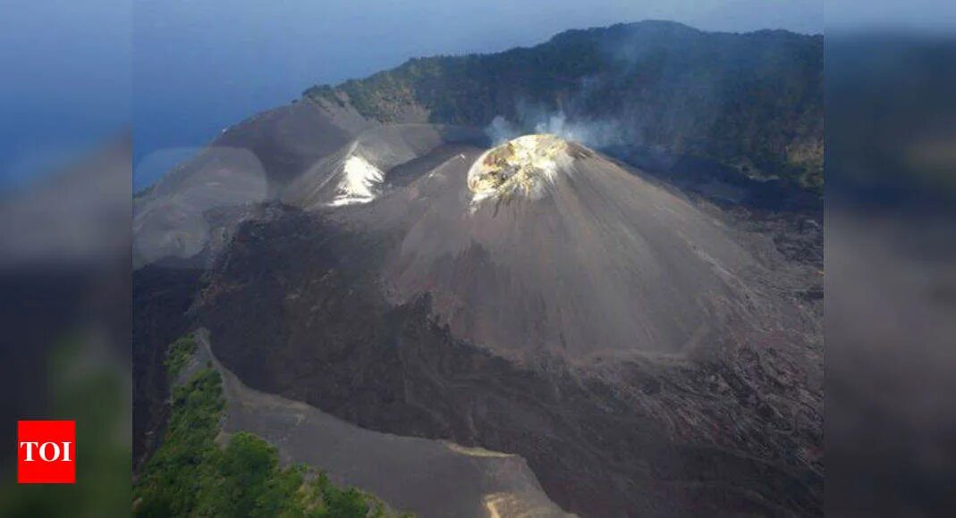 Японская карага с вулканом. Вулкан баррен. Питон-де-ла-фурнез реюньон. Питон де ла фурнез вулкан реюньон. Ясур вулкан австралия.