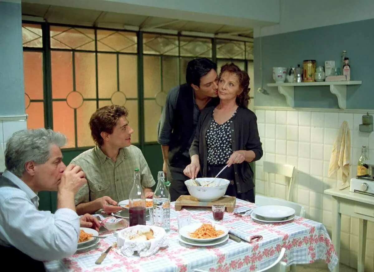 честь и уважение 2. уважение турецкий сериал. L onore e il rispetto сериал. итальянский сериал "честь и уважение" (2006 – 2017) кадры. честь и уважение сериал 2006–2017.