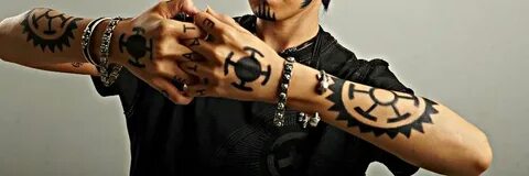 Стилетто өкшесі мен шұлықтардың сексуалды позадағы фотосуреттері