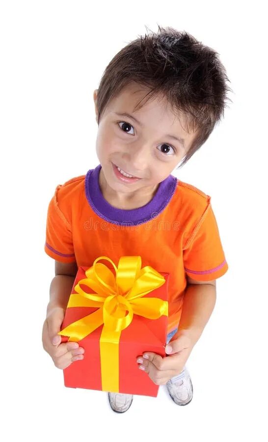 Подарок мальчику. Мальчик держит подарок. Мальчик держит коробку. Мальчик с подарком в руках. Мальчик с сюрпризом