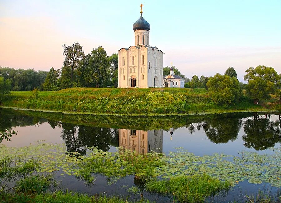 Церковь покрова на нерли где находится. Храм андрея боголюбского на нерли. белокаменный храм на реке нерль. месторасположение храма покрова на нерли. церковь покрова богородицы на реке нерль год постройки.