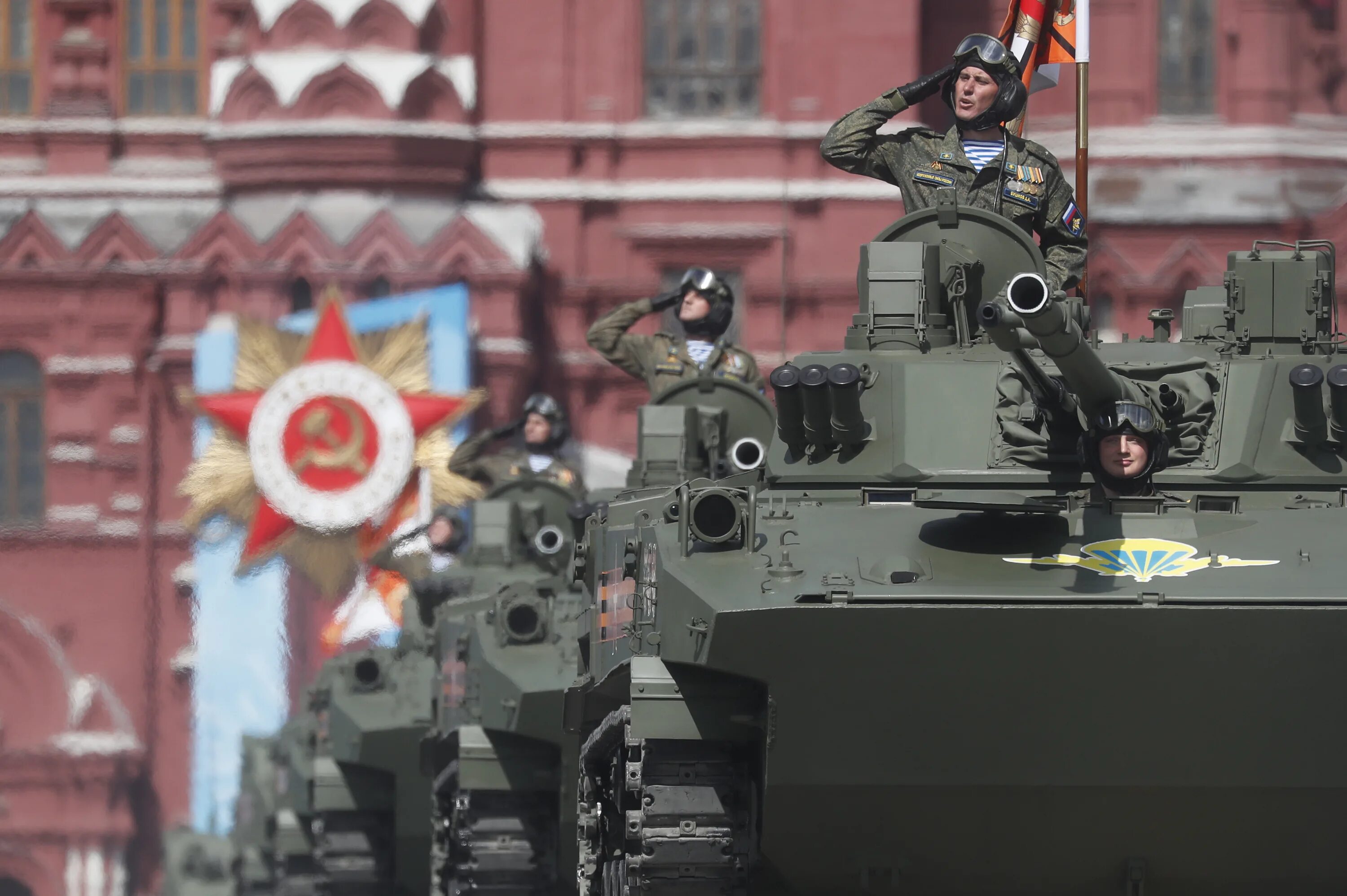 Трансляция парада победы. Военный парад. парад военной техники. военная техника на параде. день победы парад.
