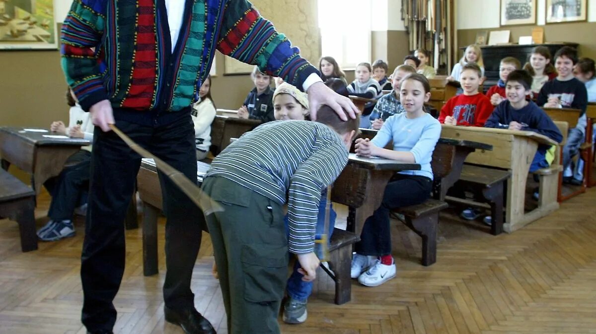 Телесные наказания в школах. Телесные наказания девочек в школах. Учитель бьет ученика. Розги для учеников. Наказал студента