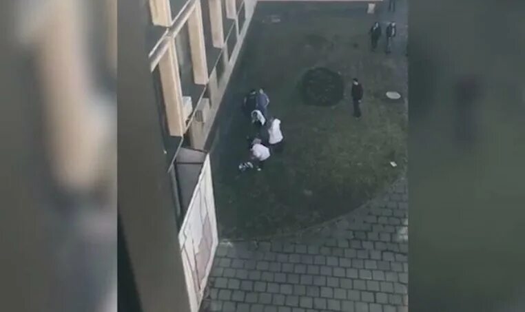 Какой певец выбросился из окна в москве. Томирис байсафа мгимо. томирис мгимо байсафа студентка. студентка выпавшая из окна мгимо. студентка мгимо выпала из окна в 2018.