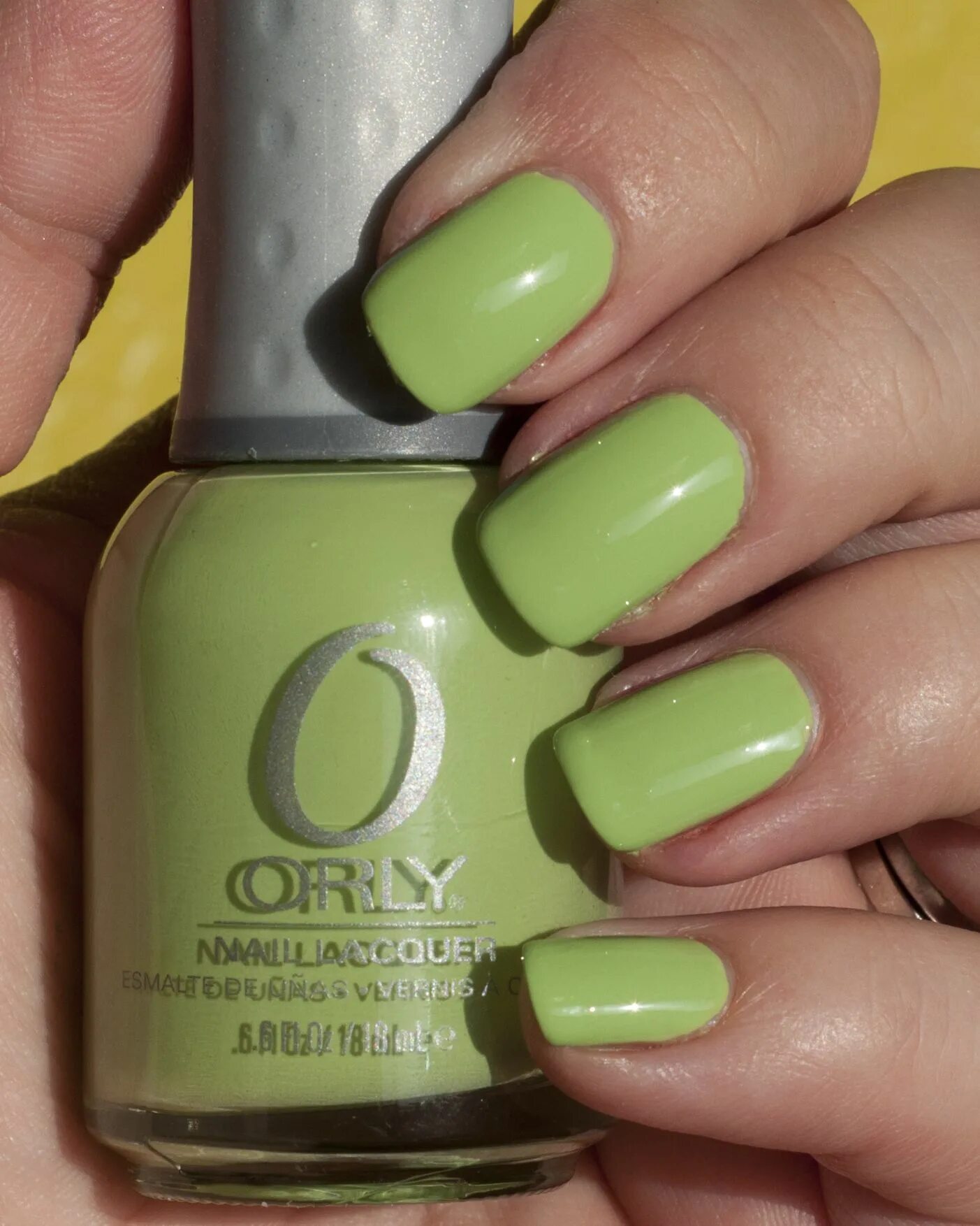 Лак зеленый. Зеленый цвет лака для ногтей. Лак для ногтей "зеленый". Эсси лак темно-зеленый. Салатовый лак для ногтей.