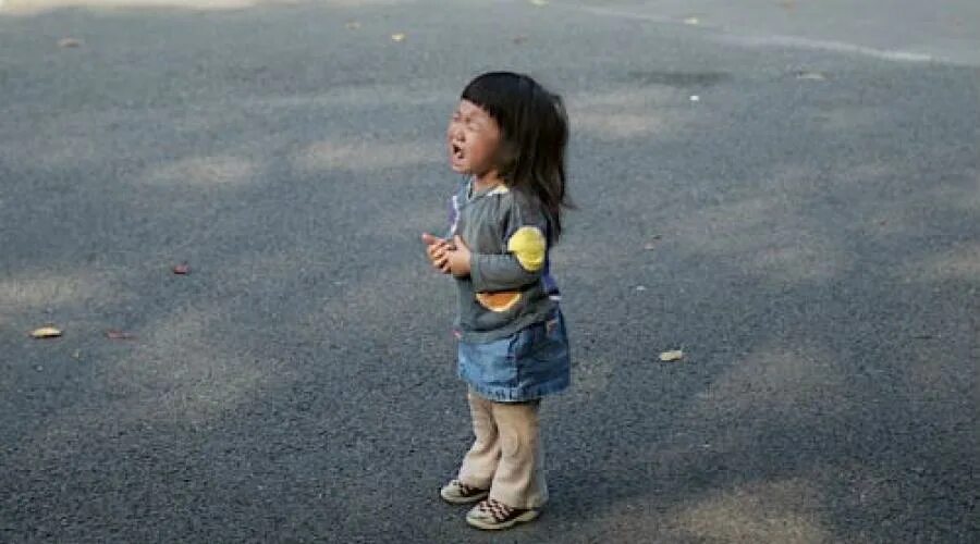 Ребенок потерялся. Ребенок плачет на улице. Девочка плачет на улице. Ребенок один на улице. Люди потерявшие детей