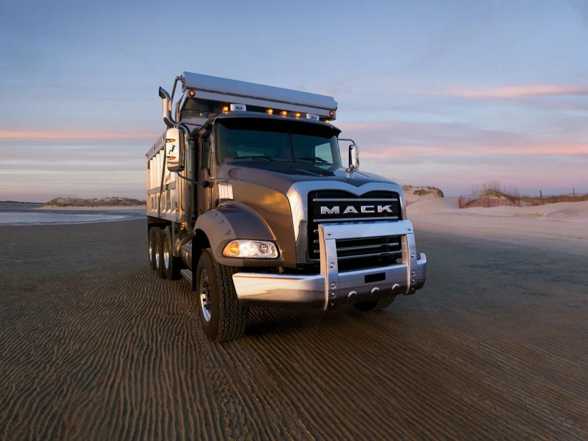 Грузовичок фото. Volvo Mack. Mack f700. Mack Granite 6x4 2022. Мак трак грузовик.