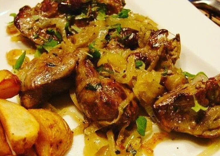 курица тушеная с морковью. птица тушеная с овощами. филе курицы с морковью и луком на сковороде. курица тушеная с луком и морковью. печенка тушеная с луком и морковью.