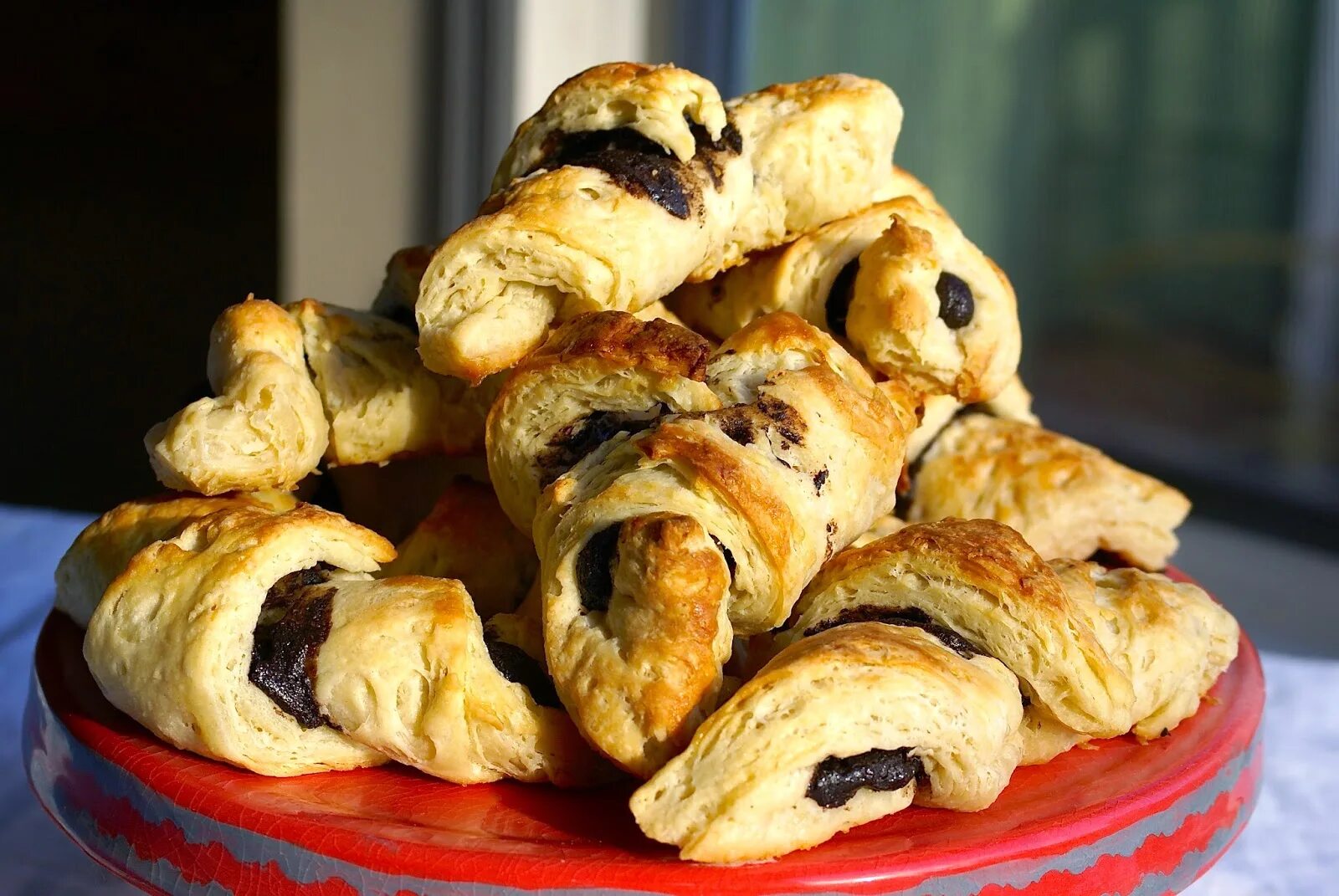 круассаны из слоеного бездрожжевого теста. круассаны дома из слоеного теста. круассаны. круассаны из слоеного бездрожжевого теста. кроусаныизслоеноготеста.