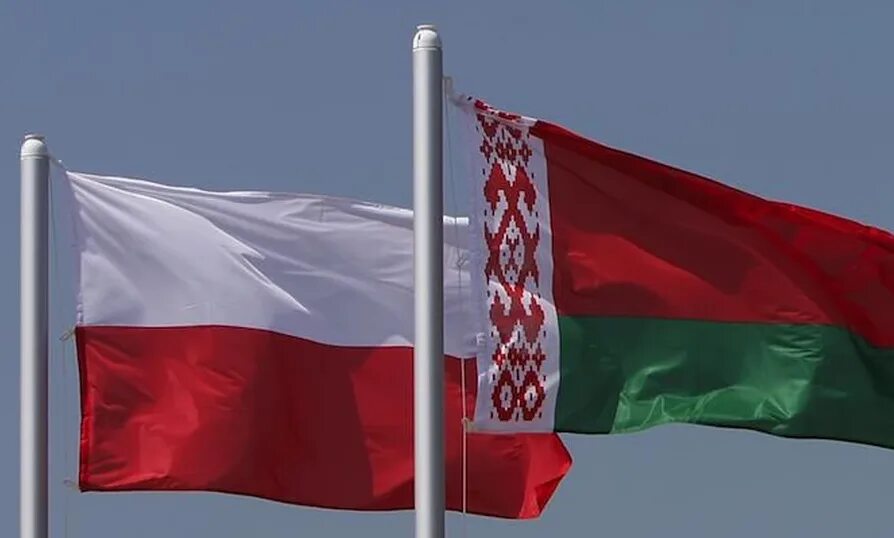 Польша выслала. Беларусо-польский флаг. флаг белоруссии польши польши. флаг беларуси это флаг польши. польша против белоруссии.