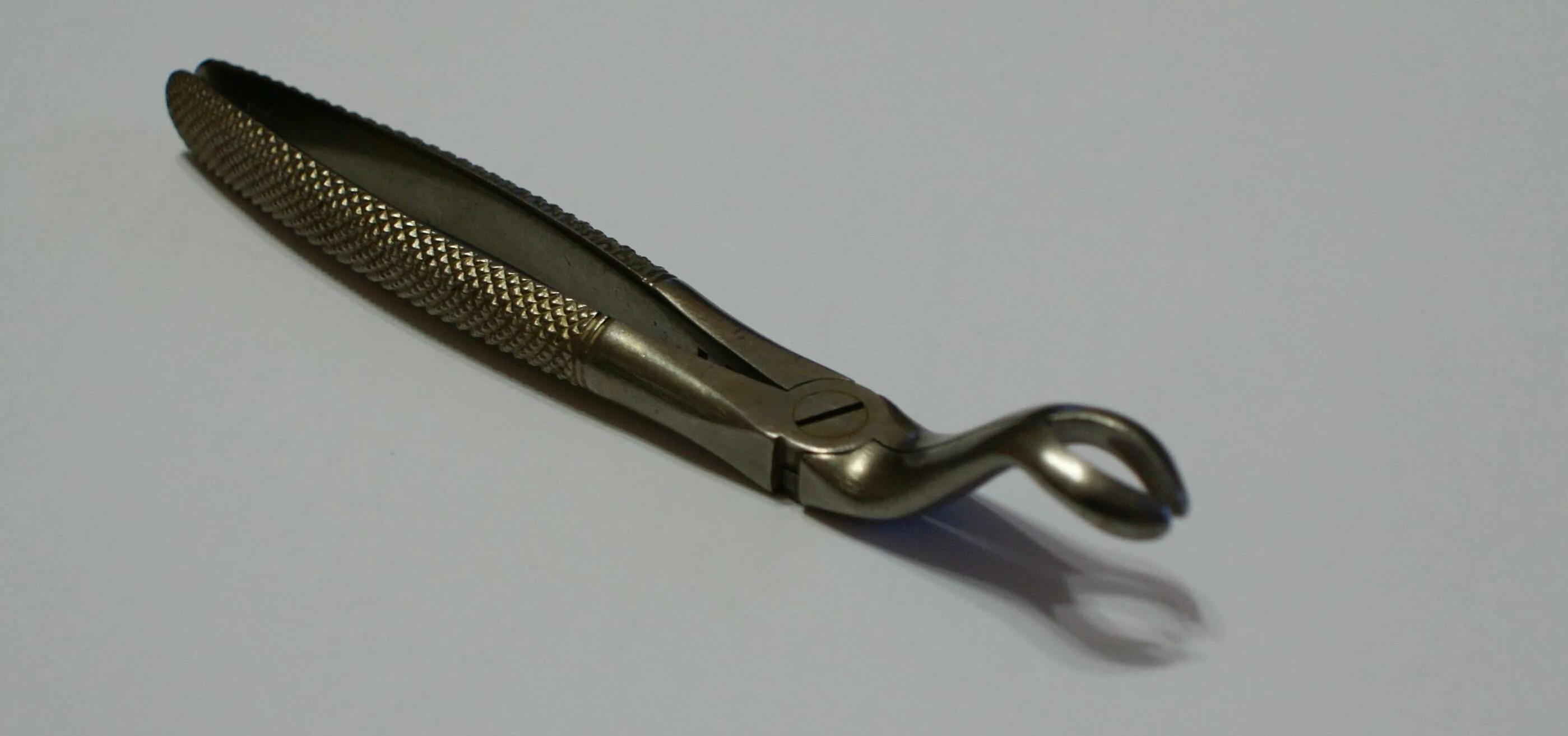 S образные щипцы с шипиком. щипцы для верхней челюсти s образные. S образные щипцы с шипиком слева. щипцы а6445-0208. Sd-0233-38s щипцы.