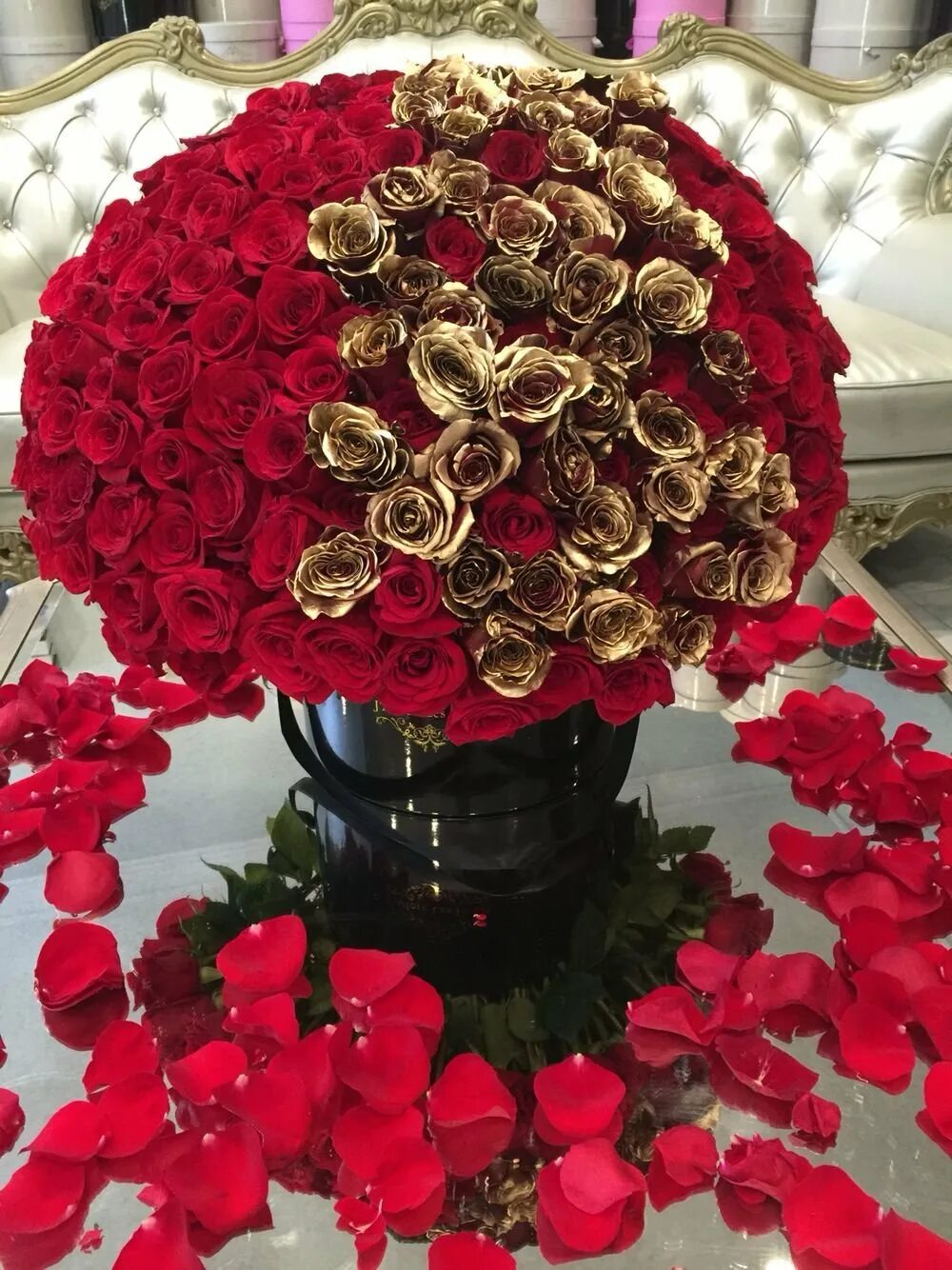 Букет шикарный. Роскошные цветы для шикарной. 101 роза фото. Роскошный букет цветов фото. Роскошные дорогие букеты.