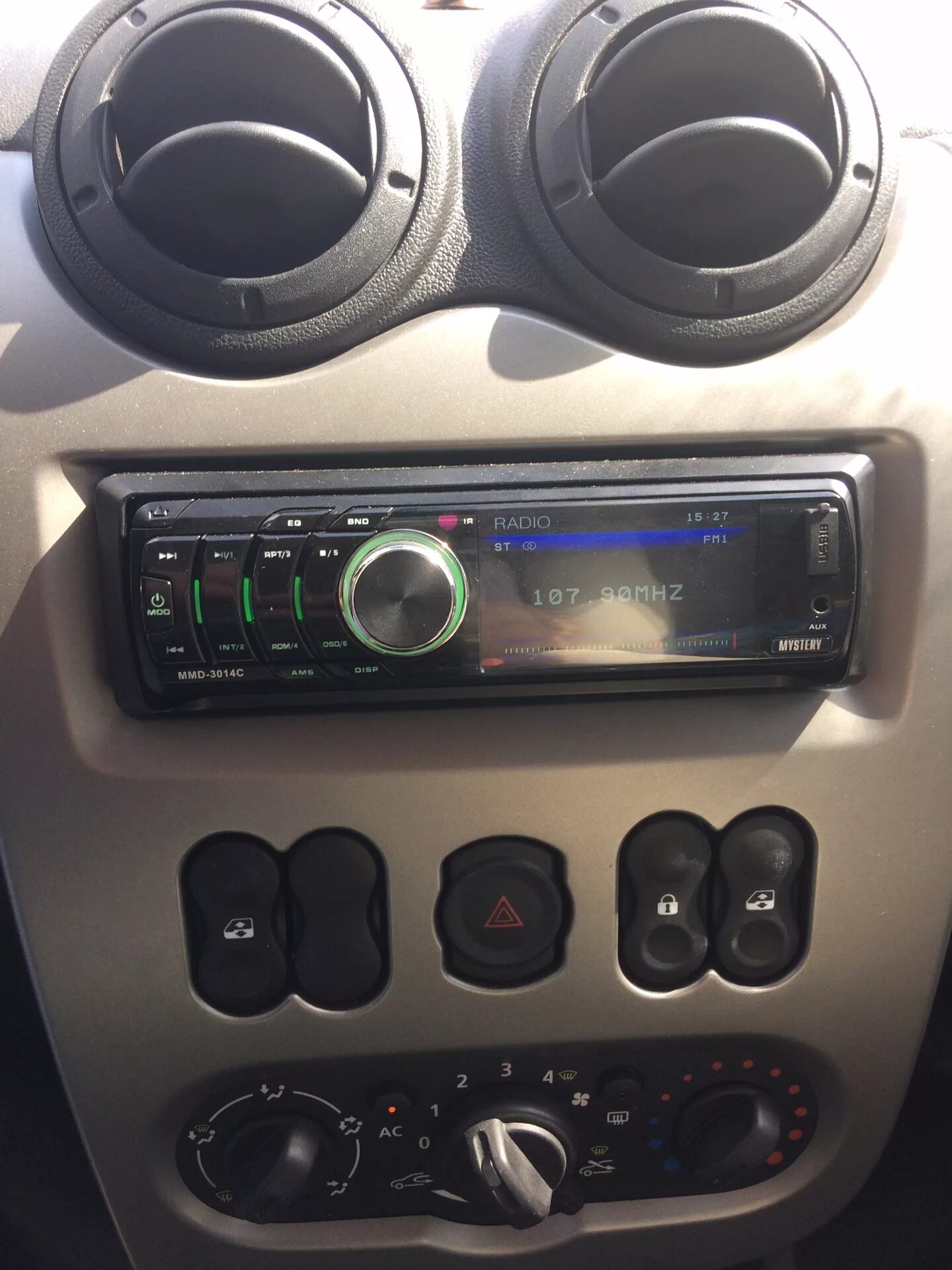 Установка 2DIN магнитолы - Renault Sandero Stepway (1G), 1,6 л, 2012 года автозв