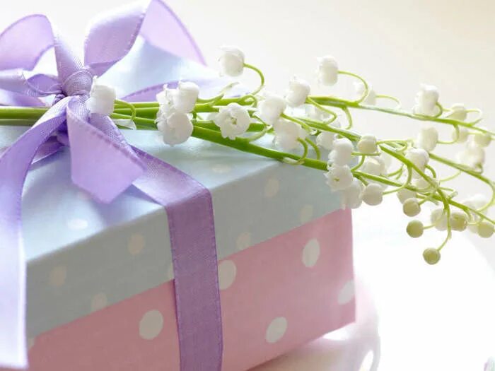 Весенняя коробочка. Цветы в подарок. Тюльпаны и коробочка с подарком. Пасхальные цветы. Цветы в подарок.