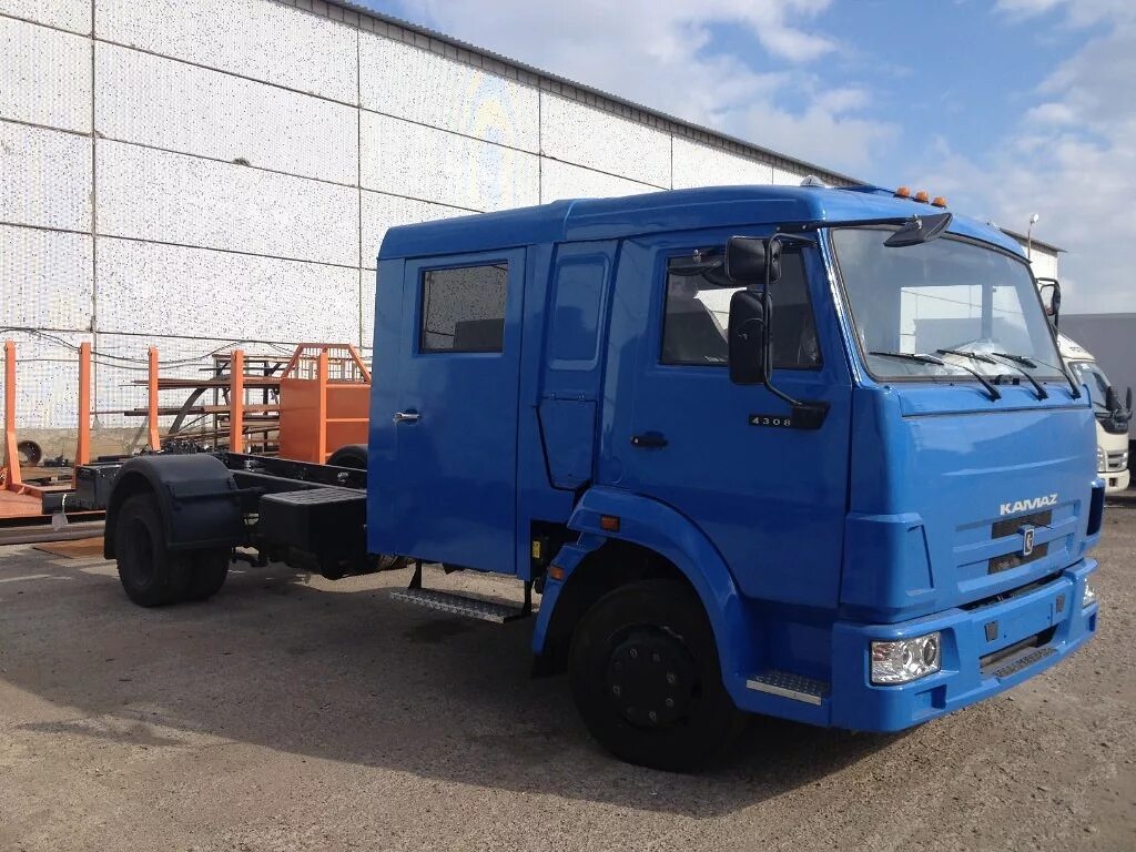 Удлинить камаз. КАМАЗ 4308 С двухрядной кабиной. КАМАЗ 4308-с4. КАМАЗ 4308 со спальником. КАМАЗ 43118 двухрядная кабина зад.