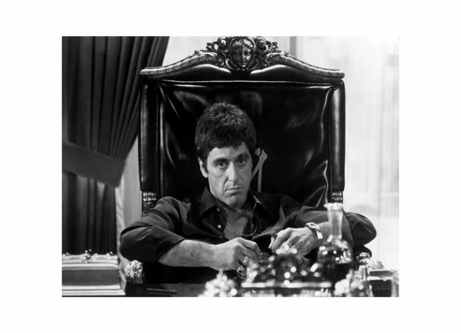 Аль Пачино в молодости лицо со шрамом. Scarface за столом. Scarface кокаин. Al Pacino Black White. Смерть аль пачино