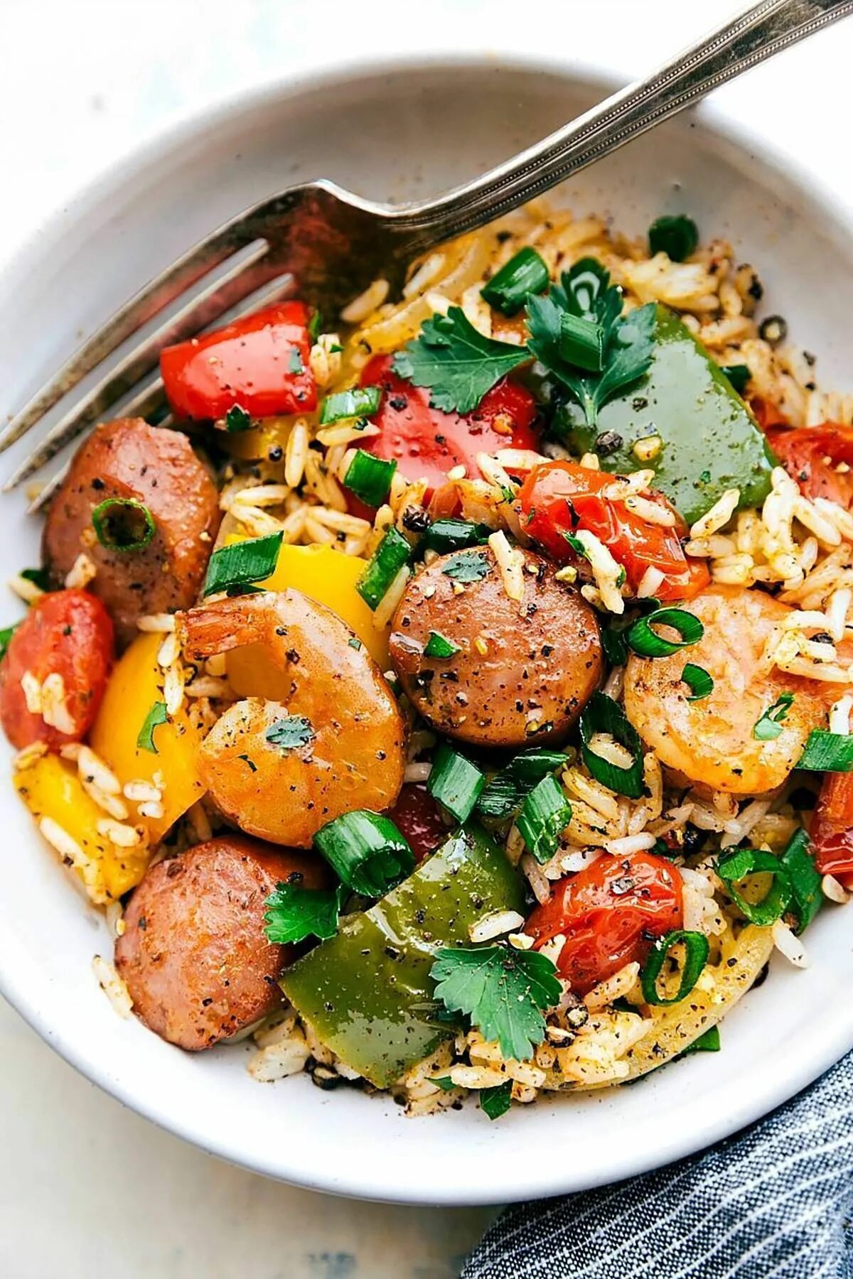 Вкусные горячие блюда. Фриттата с индейкой. Ужин. Стол с едой. Аппетитные блюда.