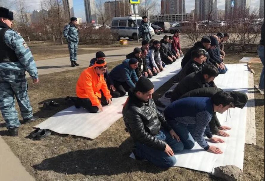 Поймали таджиков в москве. Мигранты в Москве. Задержание мигрантов в Москве. Таджики в Москве. Задержание таджиков в Москве.