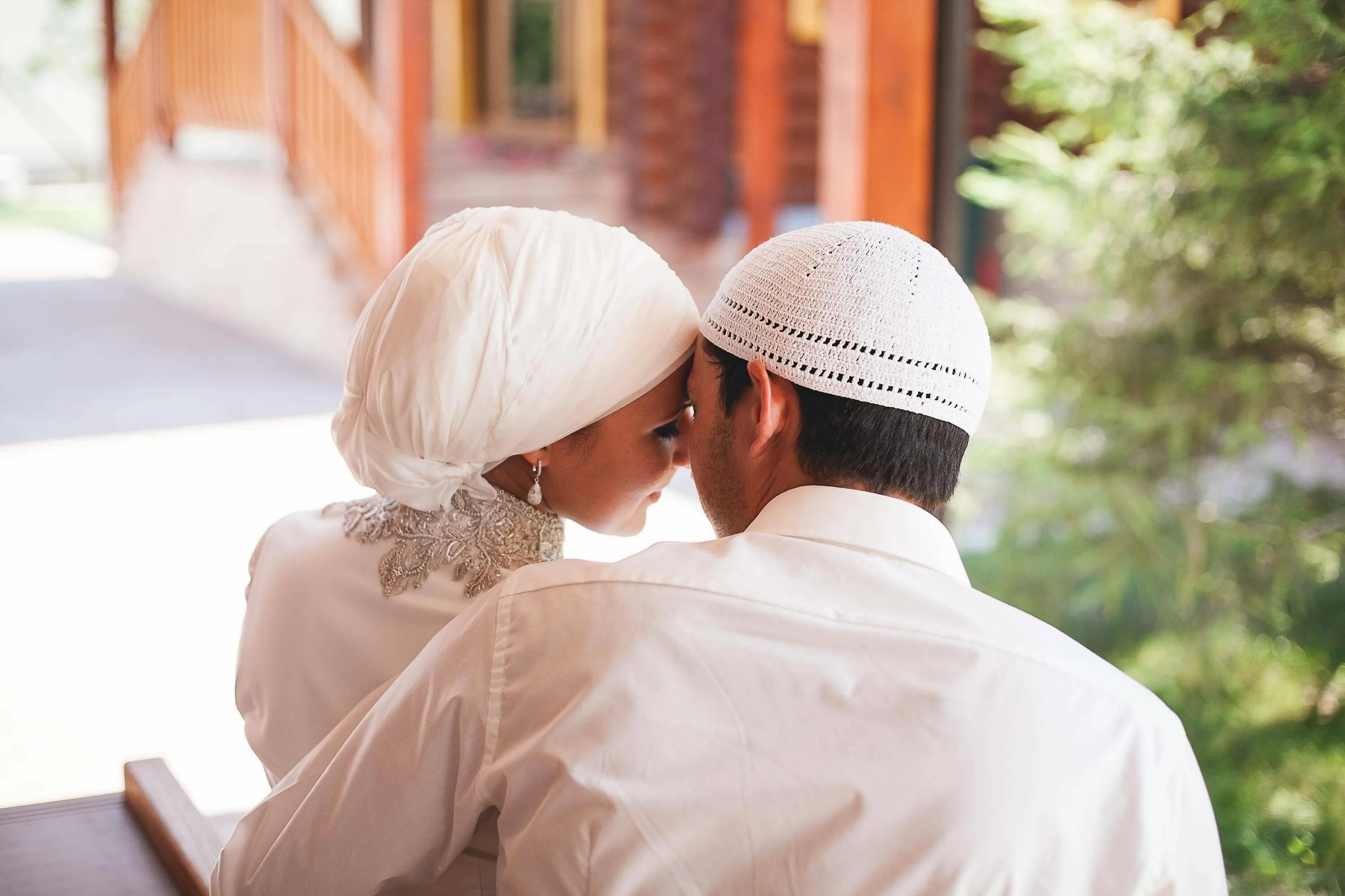 Первая брачная ночь мужа и жены. Свадьба в Исламе. Мусульманка с мужем. Мусульманский брак. Мусульманская свадьба со спины.