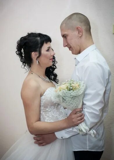 красивый свадебный поцелуй. невеста в машине. молодожены 2008. молодожены 2008. молодожены назарово 2022.