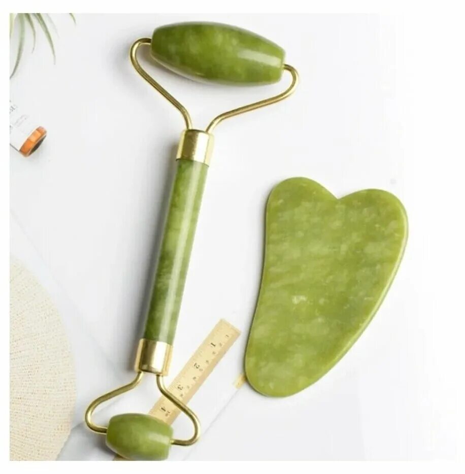 нефритовый роллер и гуаша. нефритовый роллер для массажа лица. массажёр для лица роликовый нефритовый. роллер для лица из нефрита. массажер из нефрита.