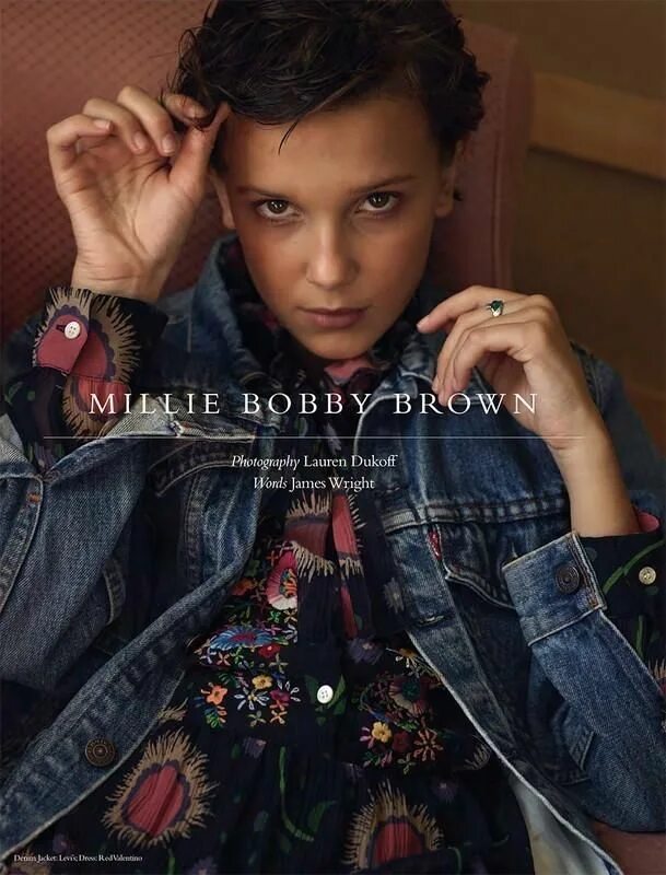 Милли Бобби Браун актриса. Millie Bobbi Brown Photoshoot. Милли Бобби Браун с табличкой в руках. Парень бобби браун