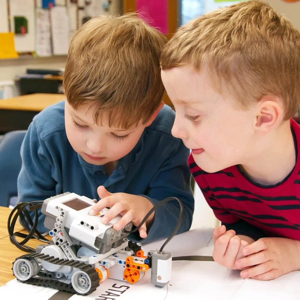 Робототехника для детей. Робототехника для дошкольников. Роботостроение для детей. Кружок робототехники для детей. В кружке робототехники занимаются ученики разных классов