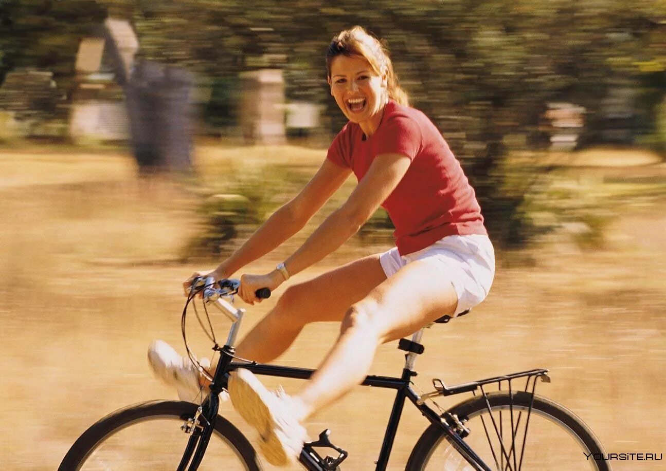 Можно ли беременным ездить на велосипеде. Девушка едет на велосипеде. Езда на Велике. Человек на велосипеде. Девушка на велосипеде без рук.