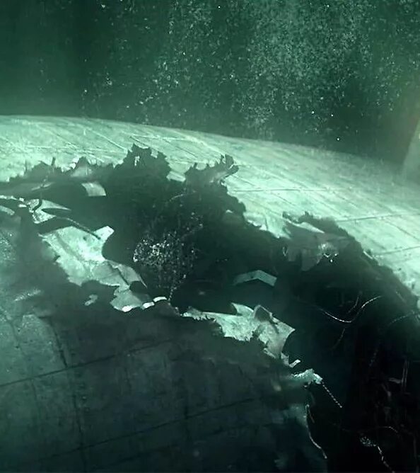 Курск под водой предсказание. Подводная лодка Курск на дне. АПЛ Курск на дне. Затонувшие подводные лодки внутри. Авария на подводной лодке.