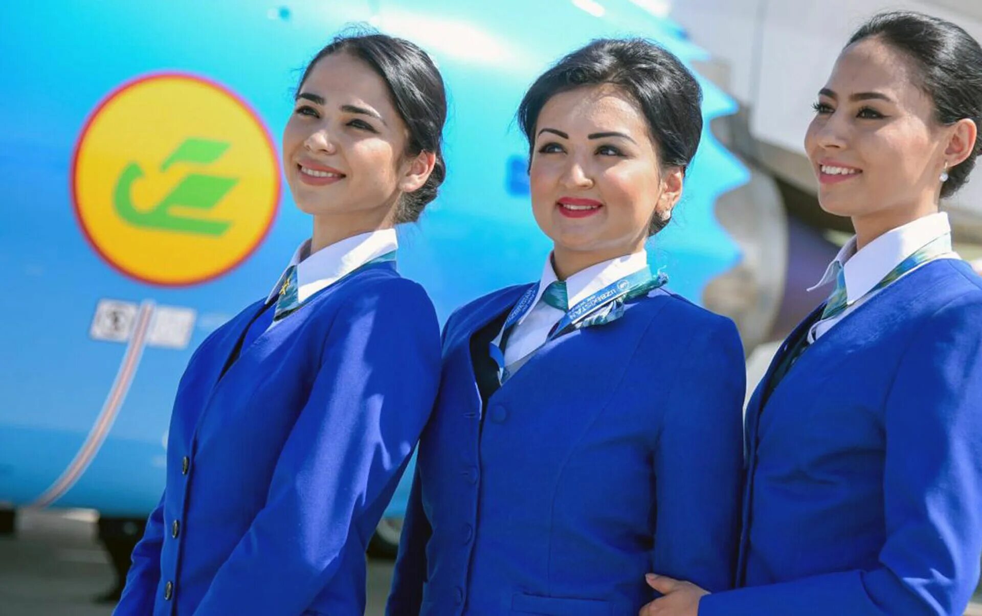 Узбекистан авиакомпания хаво йуллари. Пилоты стюардессы Uzbekistan Airways. Узбекистан Эйрвейз стюардессы. Стюардесса Узбекистон хаво йуллари.