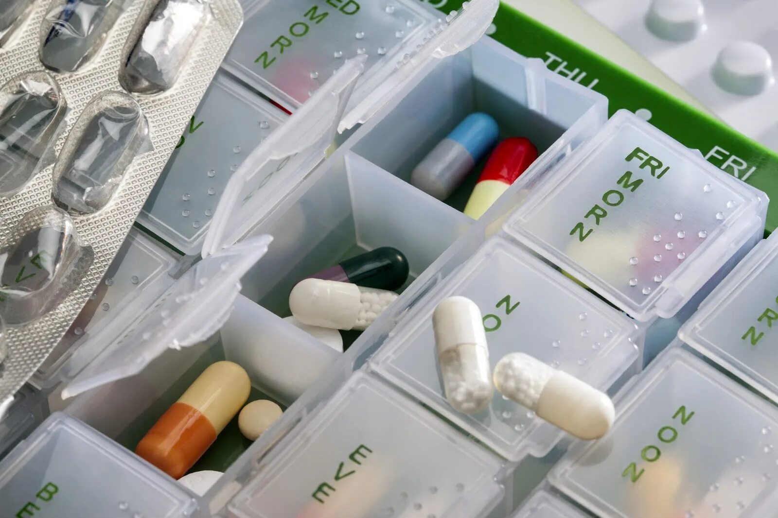 Можно ли купить антибиотик в аптеке. Лекарства. Разные лекарства. Лекарственные препараты в коробках.