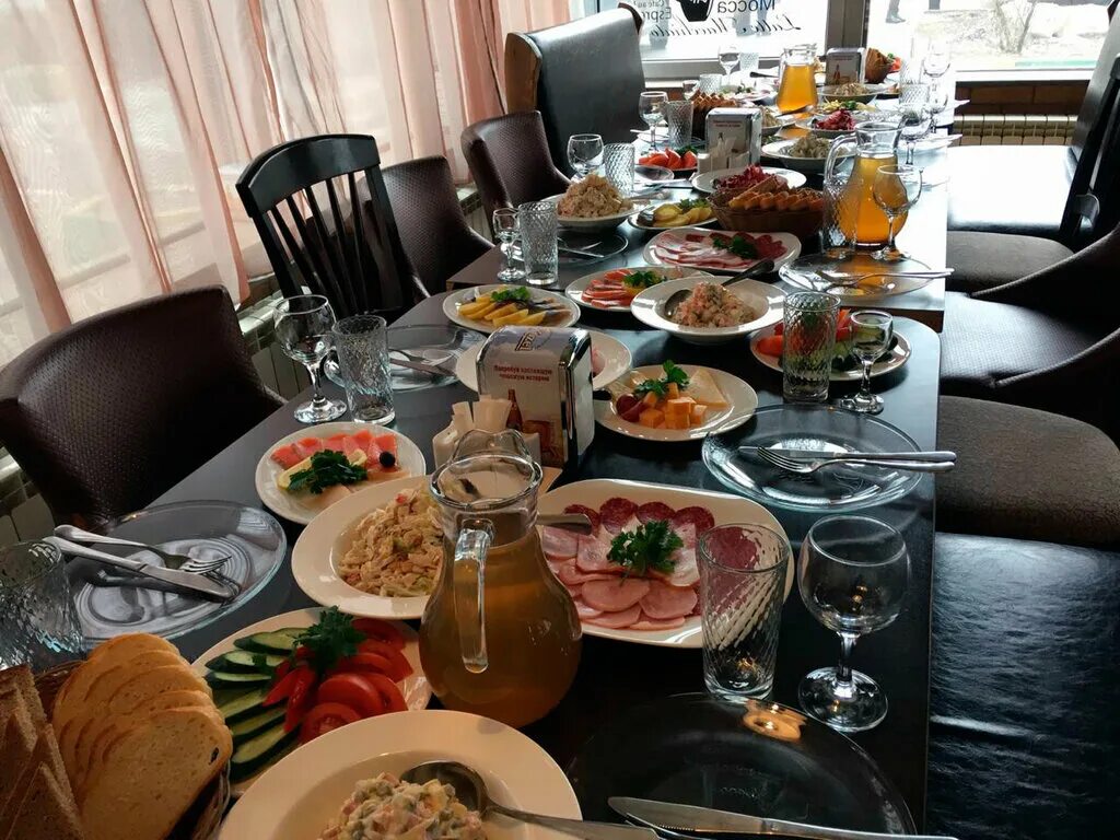 сервировка на поминки. поминки. поминальная трапеза кафе. поминальный обед. постные блюда на стол для гостей.