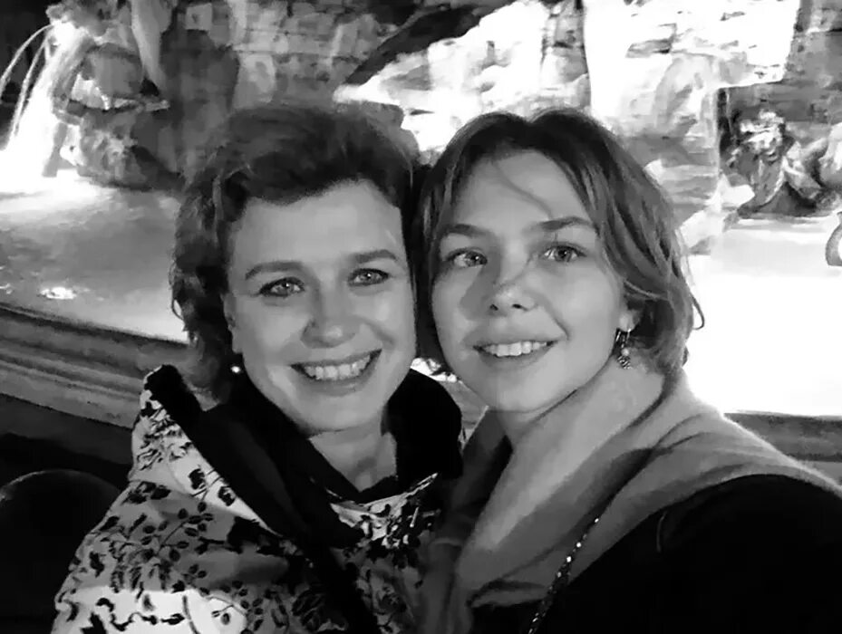 Теперь сирота в 27 лет, осуждала Россию, но возвратилась на родину. Виражи Таиси