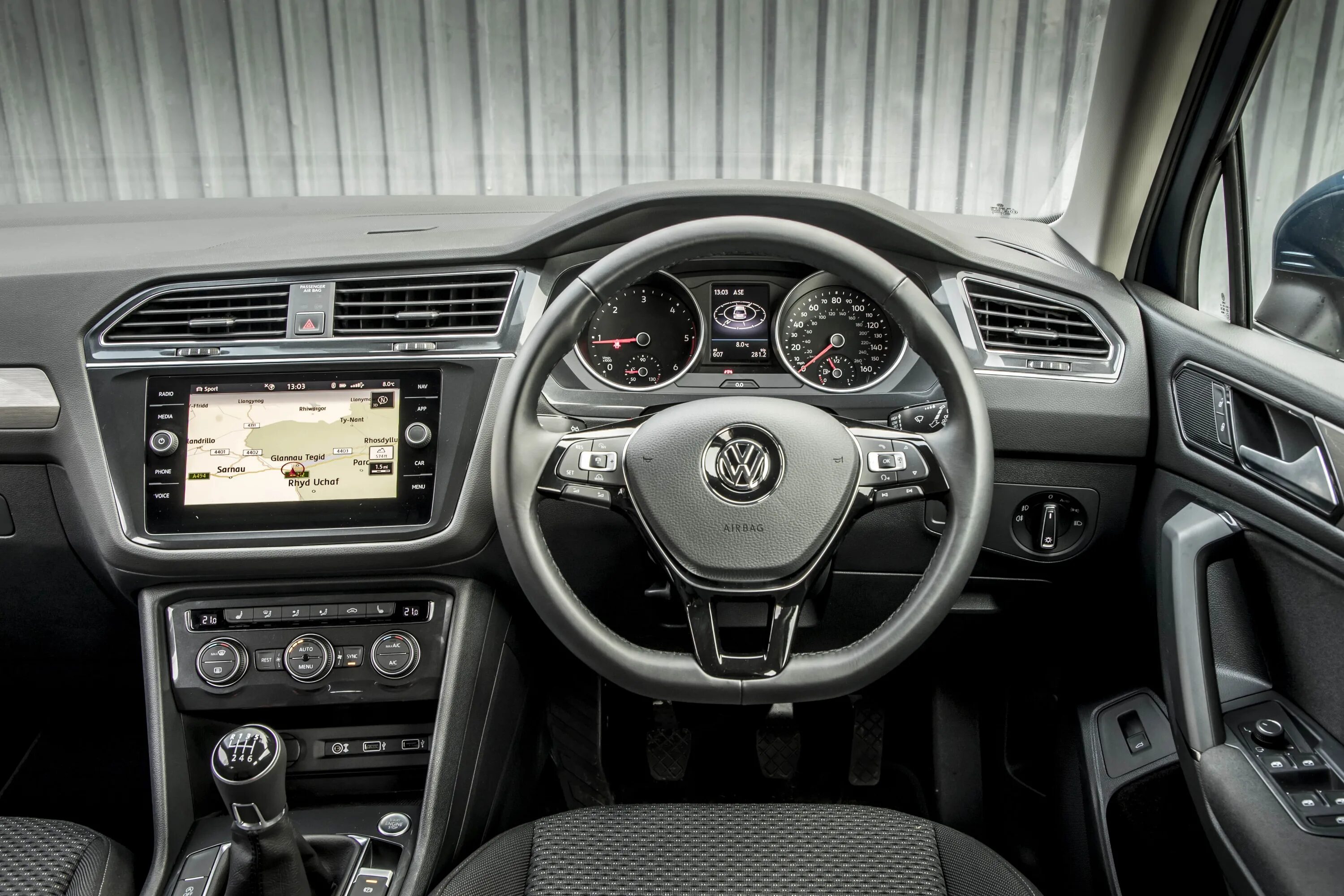 Volkswagen Tiguan Interior. Volkswagen Tiguan 2018 панель. Панель Фольксваген Тигуан 2020. Панель Фольксваген Тигуан 2018.