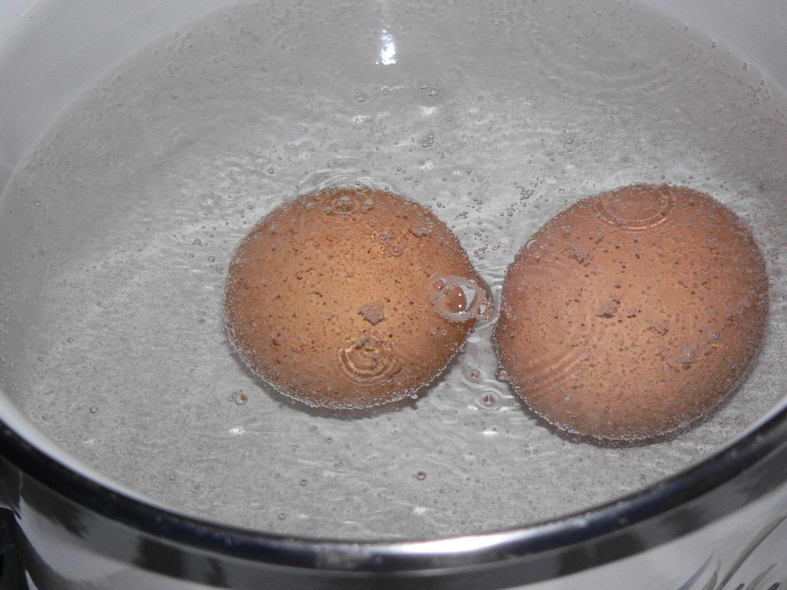Яйца варятся. Яйца в кастрюле. Два яйца. Варятся два яйца.
