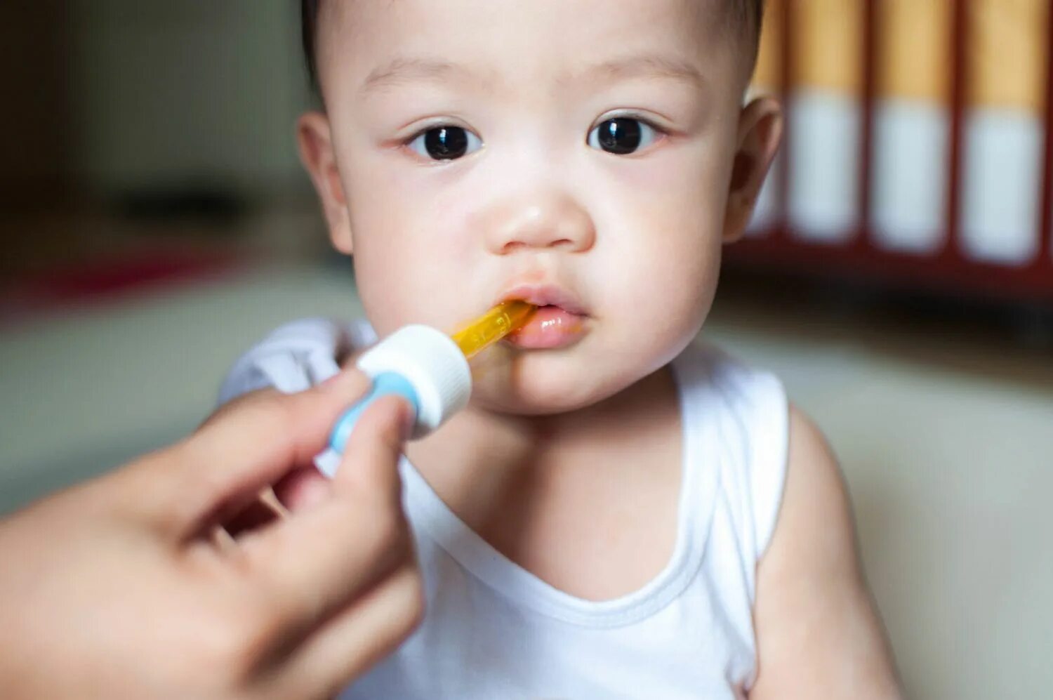 Фотограф младенцев. Мама с малышом на руках. Taking baby. Мама с малышом в ванне. Colds in baby.