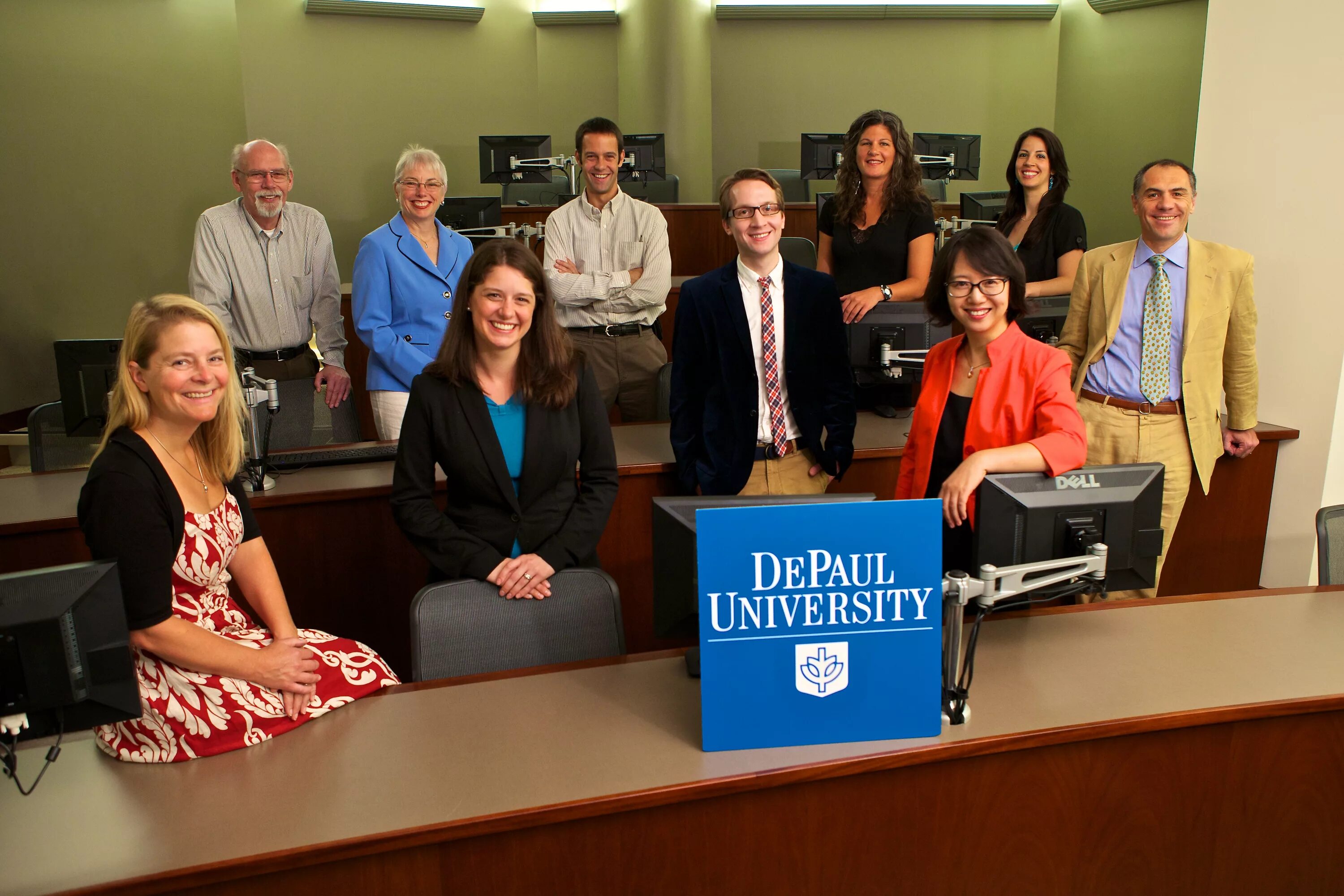 Paul university. Depaul university профессор. de paul university chicago. университет бонн профессор бенке.