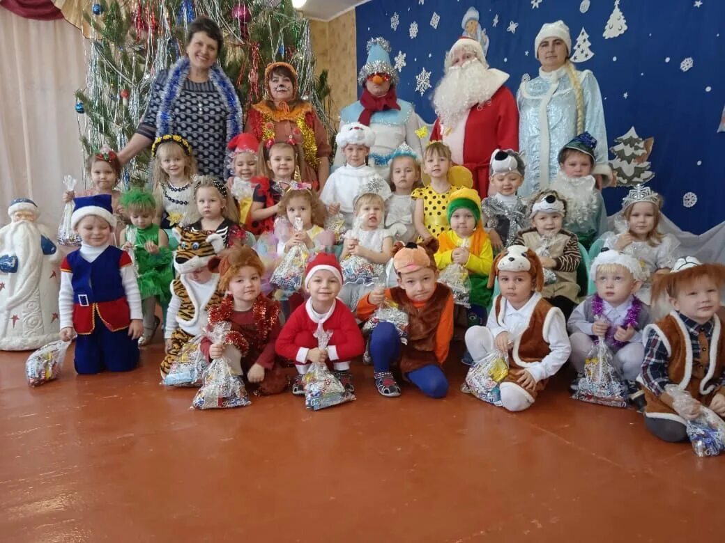 Новогодний утренник во второй младшей группе. Дед Мороз и Снегурочка в детском саду. Новогодний утренник в детском саду. Утренник новый год 2 младшая.