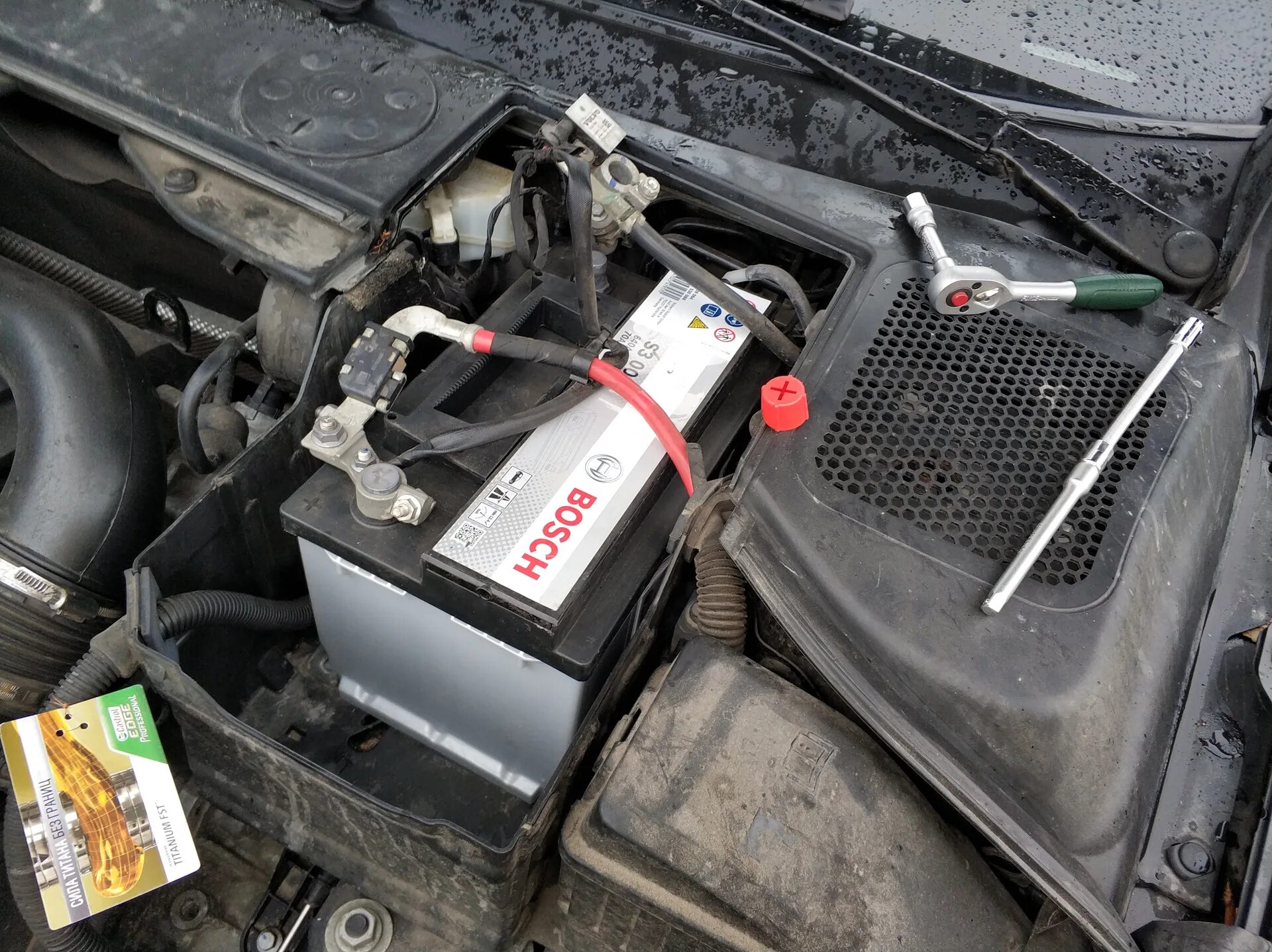 Аккумулятор хс60. Volvo s60 аккумулятор. акб вольво s60. volvo s60 2.4 аккумулятор. volvo s60 2012 аккумулятор.