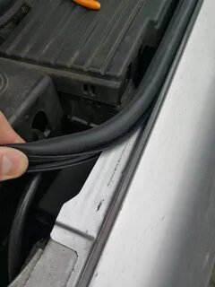 Уплотнитель капота пежо