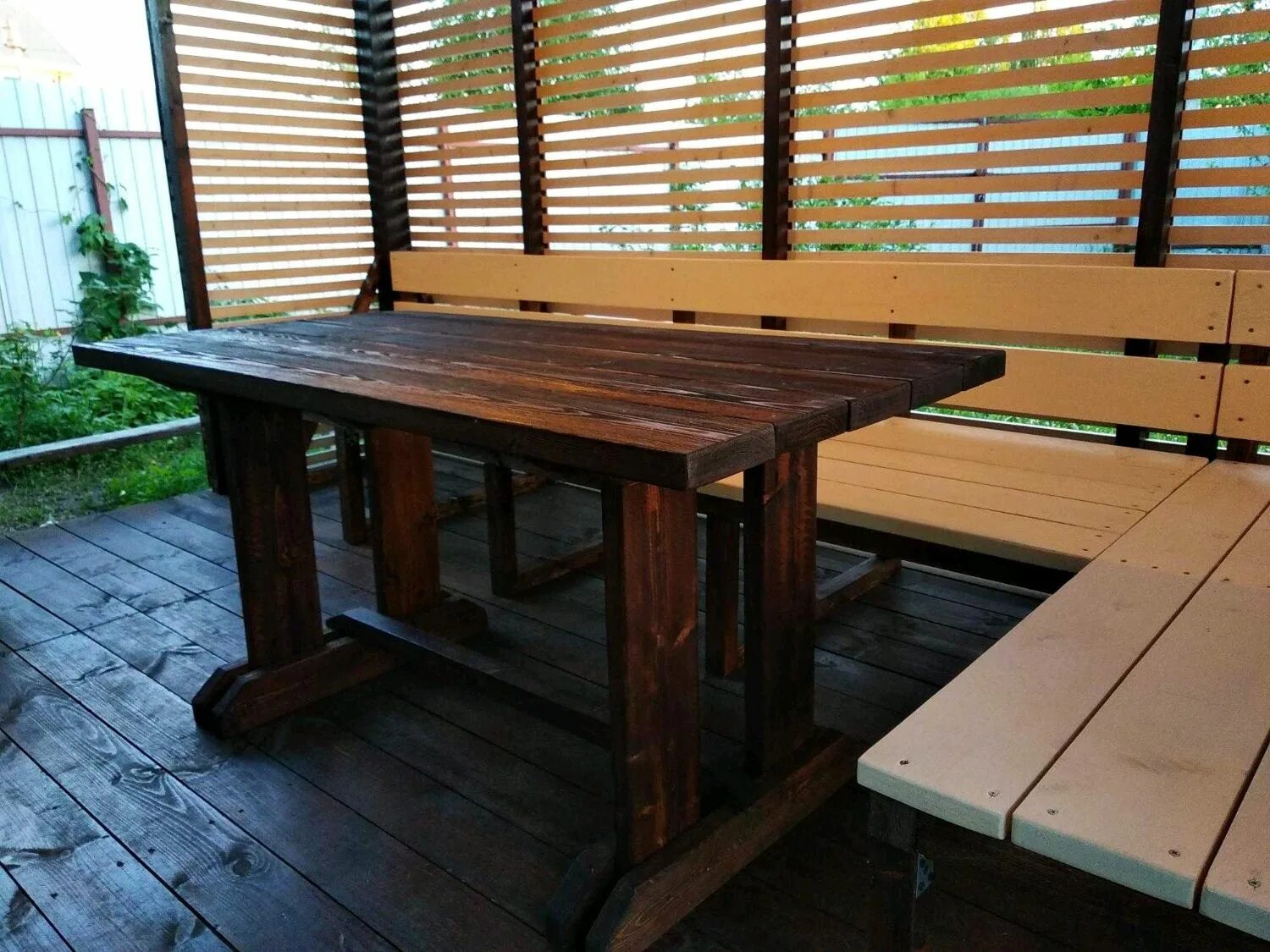 Республика новосибирск столик. Стол деревянный. Красивый деревянный стол. Деревянный стол в баню. Стол деревянный для дачи.