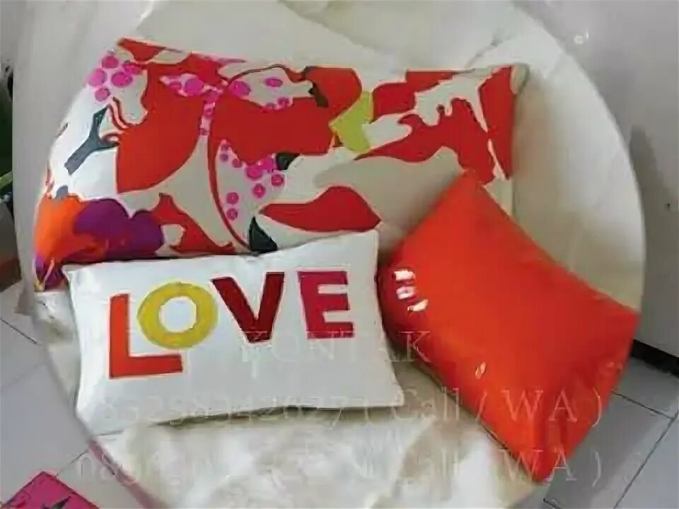 Love pillow. На кровати одна подушка сердце для королевы. Ментоловые подушки. Вакуумная подушка. Подушка коралл.