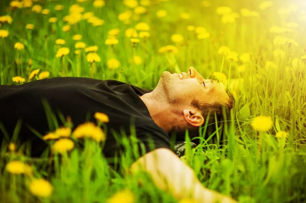 Слушать видишь лето. Мужчина лежит на траве. Парень лежит на траве. Мужчина на природе. Лежит на траве.