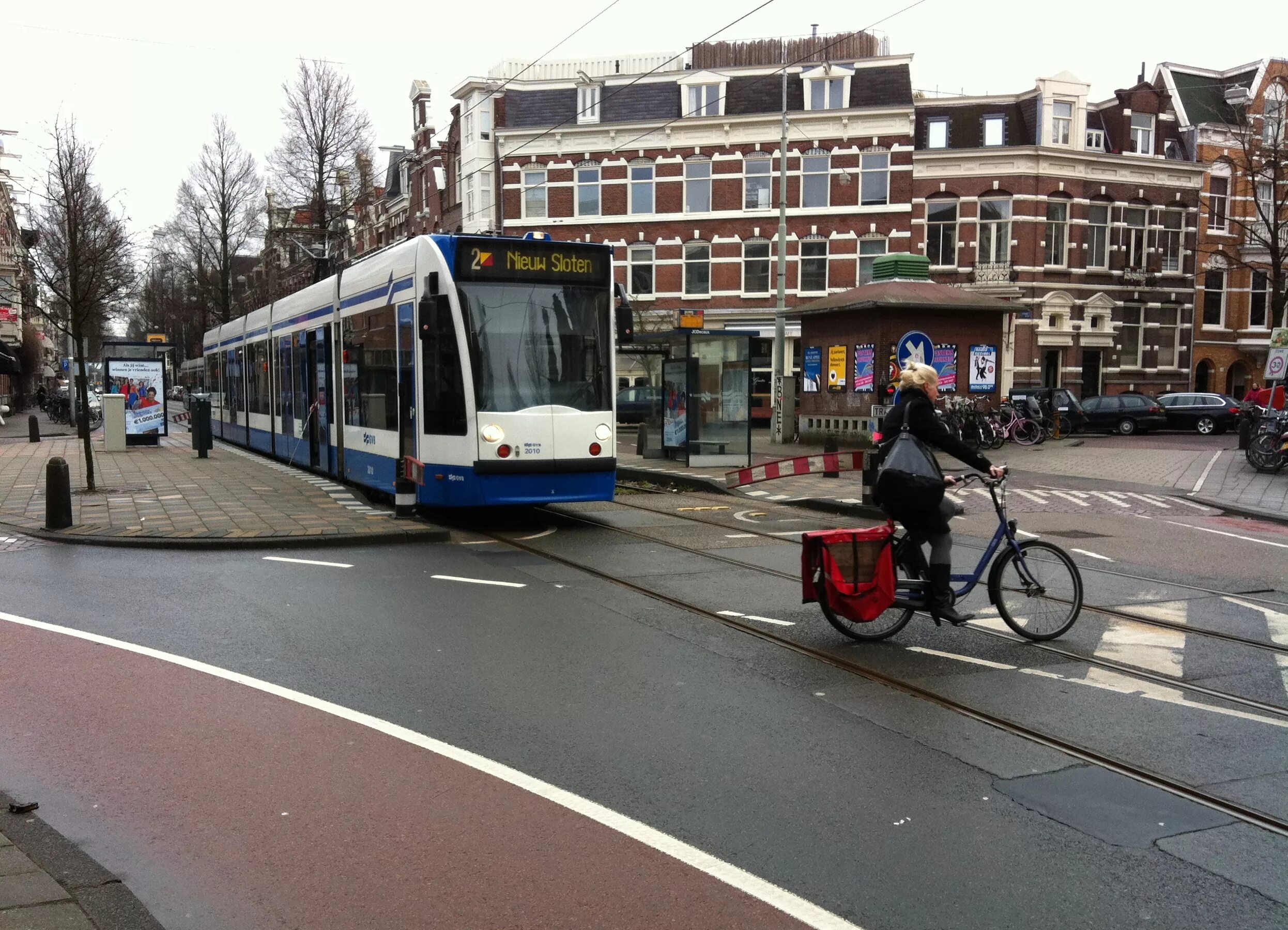 Трамваи в голландии. Трамвай амстердам. Трамвайная сеть амстердама. Amsterdam centraal. Городской транспорт.
