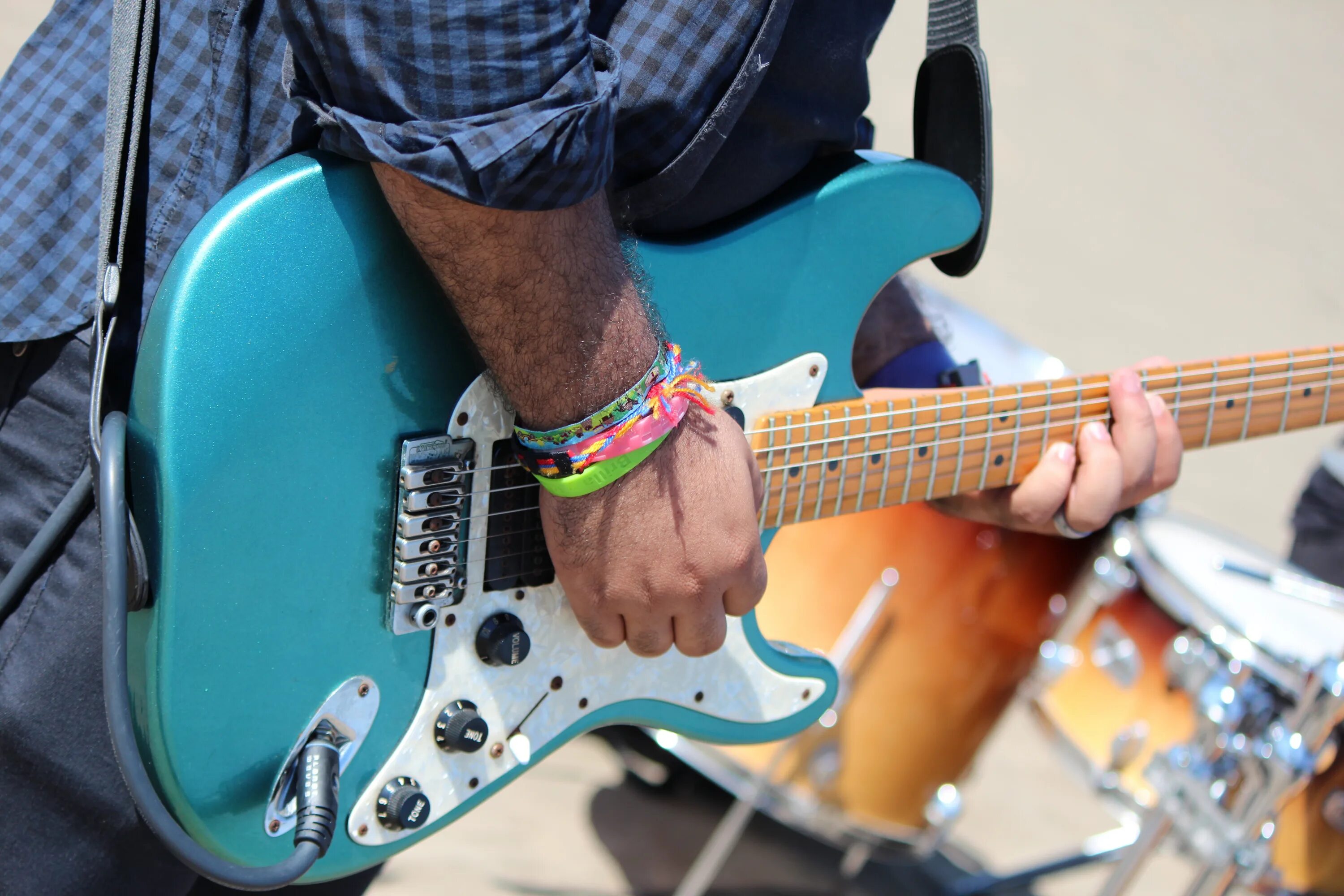 Песни синяя гитара. Гитара (голубая). гитарист на рок концерте. guitar picture. electric guitar and a man.