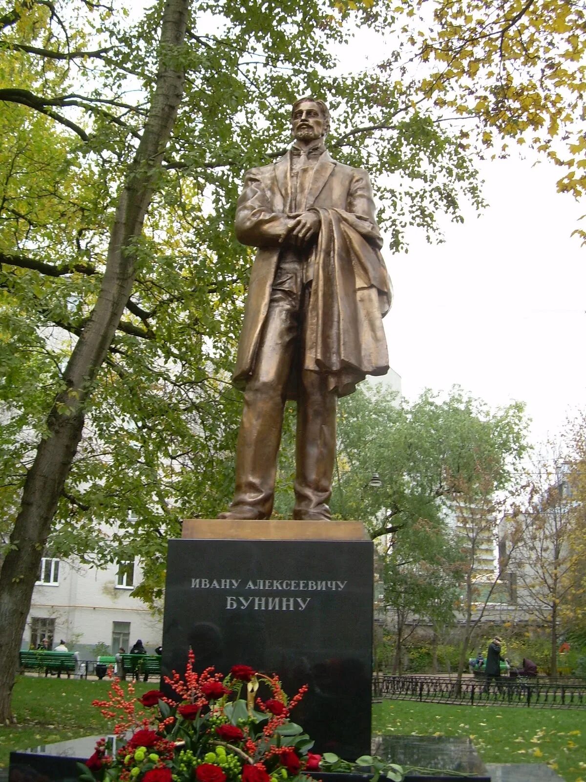 Памятники писателям и поэтам. Памятник Бунину в Москве на поварской улице.