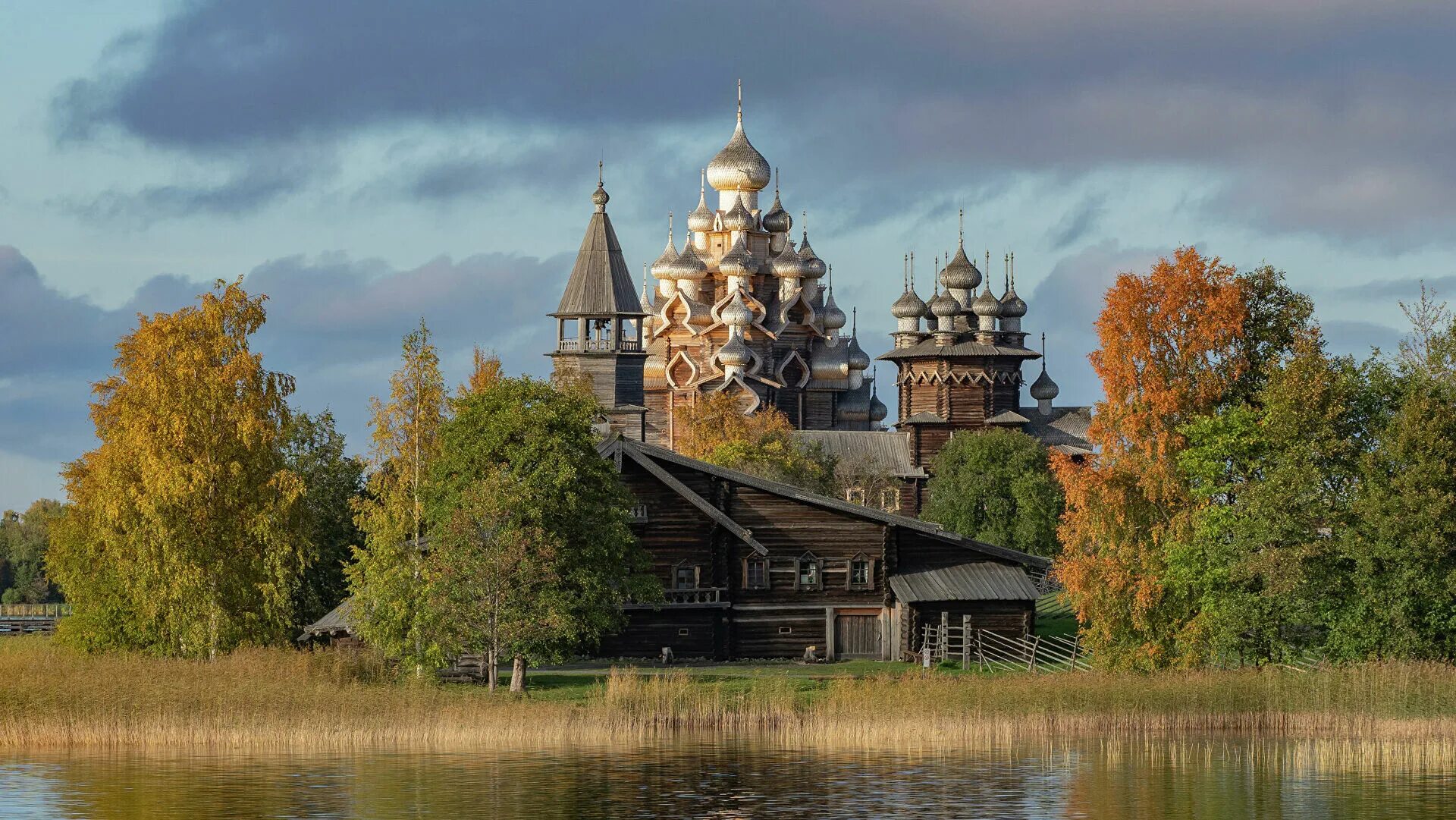 Музей деревянного зодчества Кижи. Деревянные церкви острова Кижи. Остров Кижи Карелия. Музей-заповедник «Кижи» (о. Кижи).