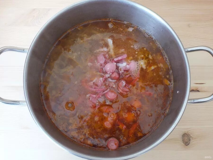 Солянка добавить рассол. Солянка с колбасой и солеными огурцами. солянка с солеными огурцами. солянка с огурцами. солянка с томатной пастой.